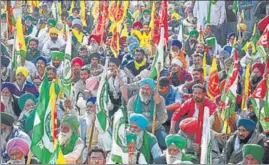  ?? RAVI KUMAR /HT ?? Farmers during their protest on the road dividing Sectors 51 and 52 at the Chandigarh-Mohali border on Saturday.