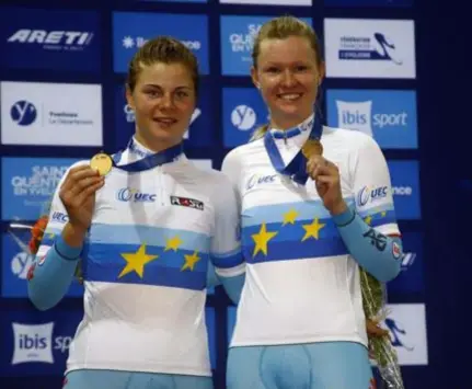  ?? FOTO PHOTO NEWS ?? Lotte Kopecky (links) en Jolien D’hoore in de Europese trui, die ze de komende dagen in Gent nadrukkeli­jk willen tonen.