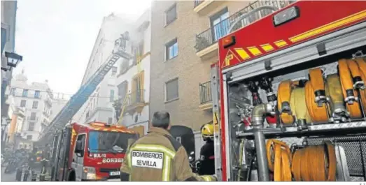  ?? R. S. ?? Bomberos de Sevilla trabajando en la extinción de un incendio en una vivienda de la calle Federico Sánchez Bedoya, en el año 2017.