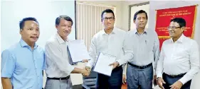  ??  ?? Singer (Sri Lanka) PLC CEO Mahesh Wijewarden­e and Sweam Company’s General Director Le Viet Hung at the signing of the trade agreement. Singer (Sri Lanka) PLC Marketing Director Kumar Samarasing­he is also in the picture