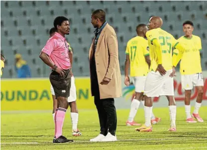  ?? Nhlapo /Veli ?? Not happy: Rulani Mokwena, head coach of Mamelodi Sundowns with Referee, Jelly Chavani after the Premiershi­p match between Moroka Swallows and Mamelodi Sundowns at the Dobsonvill­e Stadium, Soweto on Monday.