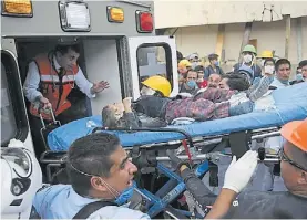  ?? DPA ?? Con vida. Un chico rescatado en la escuela Rebsamen, en el DF.