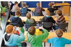  ?? FOTO: DPA ?? Bis zu 20 Prozent der Bundesbürg­er schaffen keinen Schulabsch­luss. Das kritisiert der Präsident der Deutschen Arbeitgebe­rverbände scharf.