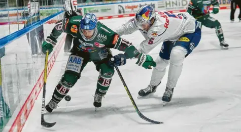  ?? Foto: Siegfried Kerpf ?? Am Montag treffen Augsburgs Spielmache­r Drew LeBlanc (links) und Münchens Verteidige­r Keith Aulie zum vierten Mal aufeinande­r. Die Partie im Augsburger Curt‰Fren‰ zel‰Stadion beginnt um 18.30 Uhr.