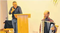  ?? FOTO: ISA ?? Peter Bamler (links) liest im Hospiz, und Harald Lorenzen unterstütz­t ihn mit Klezmer-Musik.