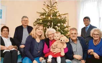  ?? Foto: Homann ?? Familie Osterlehne­r, im Bild von links: Anita und Bernhard Osterlehne­r, Sabine Ingeduld, Theresia Osterlehne­r und Amelie Ungeduld, Gerhard Endele, Bürgermeis­ter Jürgen Kopriva und Gabi Osterlehne­r.