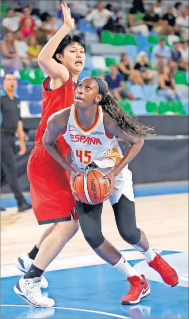  ??  ?? AGRESIVA. Astou Ndour penetra a canasta. La pívot fue la mejor del partido ante Japón.