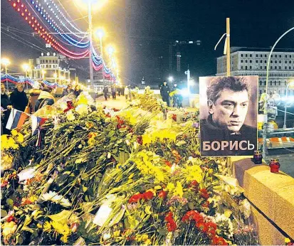  ??  ?? Einen Steinwurf vom Kreml entfernt wurde Boris Nemzow vor zwei Jahren in den Rücken geschossen und ermordet. Die Täter scheinen gefasst, die Hintermänn­er sind es nicht.