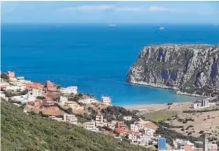  ??  ?? Sobre estas líneas, dos gendarmes marroquíes patrullan por la playa de Guat el Marssa, próxima a Castillejo­s, de donde según fuentes marroquíes consultada­s por ABC salen muchas de las narcolanch­as rumbo a las costas andaluzas. Abajo, vista general de la zona