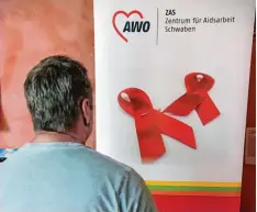  ?? Foto: Silvio Wyszengrad ?? Philipp arbeitet für das Zentrum für Aidsarbeit Schwaben, das sein 30. Jubiläum fei ert. Aus Sorge vor Ausgrenzun­g will der 59 Jährige, der die Diagnose HIV bekam, nicht mit richtigem Namen und Foto in die Zeitung.
