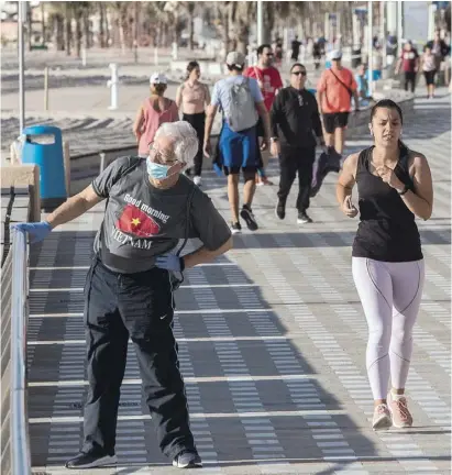  ??  ?? Seit Samstag dürfen die Menschen in Spanien wieder Sport treiben und spazieren gehen.