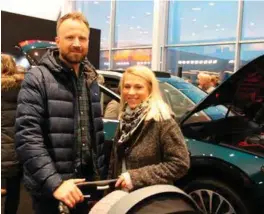  ?? FOTO: TOR MJAALAND ?? – Betaler heller 700.000 for en flott bil enn en halv million for en kjip en, mente Bente Hafslund Rysstad og fikk tydelig støtte fra ektemann Håvar.