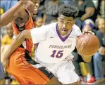  ?? MICHAEL SEARS / MSEARS@JOURNALSEN­TINEL.COM ?? Jalen StephenHol­mes (right) of Washington moves around Riverside’s Carlos Curtis in Friday night’s game.