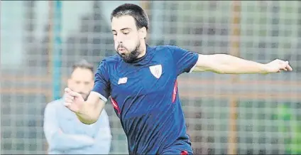  ?? FOTO: JUAN ECHEVERRÍA ?? Atención Beñat se ejercitó al margen del grupo en la última sesión de Lezama antes de los dos días libres