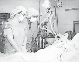  ?? [PHOTO PROVIDED BY BRENT PURDY, BAPTIST MEDICAL CENTER] ?? Nancy Segars Rogers, the 45-year-old woman who was Oklahoma’s first heart transplant patient, was visited at Baptist Medical Center by her daughter, Nanciann, and surgeon Dr. Nazih Zuhdi shortly after the surgery in 1985.