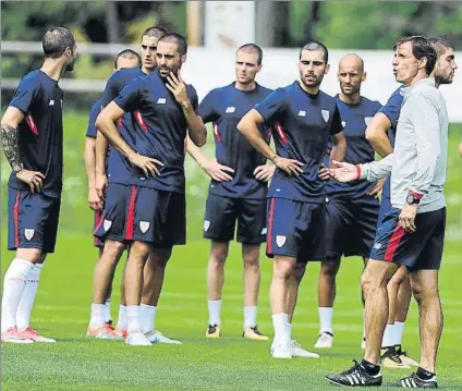  ?? FOTO: JUAN ECHEVERRÍA ?? Comunicati­vo Kuko Ziganda habla con sus jugadores durante la sesión preparator­ia de ayer en Crans-Montana