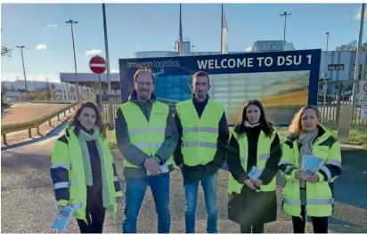  ?? FOTO: LOTHAR WARSCHEID ?? Bei der Arbeitskam­mer-Aufklärung­saktion für Paketboten vor dem Amazon-Logistikze­ntrum in Völklingen (von links): Laura Dziedzic, Saleh Muzayek, Frank Dieter Schmidt, Mariana Stoicev und Elina SchiloStum­pf.