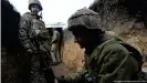  ??  ?? Ukrainisch­e Soldaten in einem Schützengr­aben in der Donezk-Region
