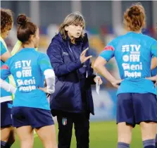  ?? GETTY ?? Il Ct Milena Bertolini dà le direttive alle giocatrici azzurre