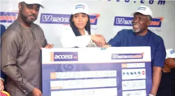  ??  ?? Western Lotto Managing Director, Yomi Ogunfowora (left) and Actor, Olu Jacobs (right), congratula­te Miss Docas Nwagbara, over her win of N15 million jackpot in Lagos yesterday