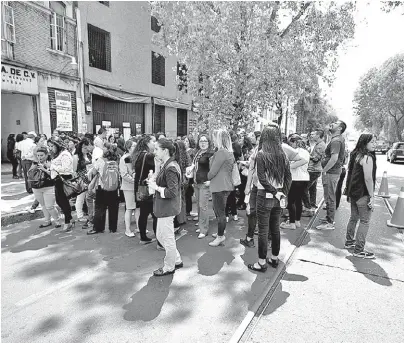  ?? JORGE LUIS MENÉNDEZ ?? Los capitalino­s salieron a las calles.