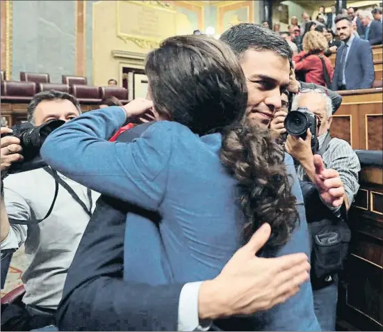  ?? J.J. GUILLÉN / EFE ?? Pedro Sánchez y Pablo Iglesias se abrazan en el hemiciclo del Congreso después de la investidur­a del primero como nuevo presidente