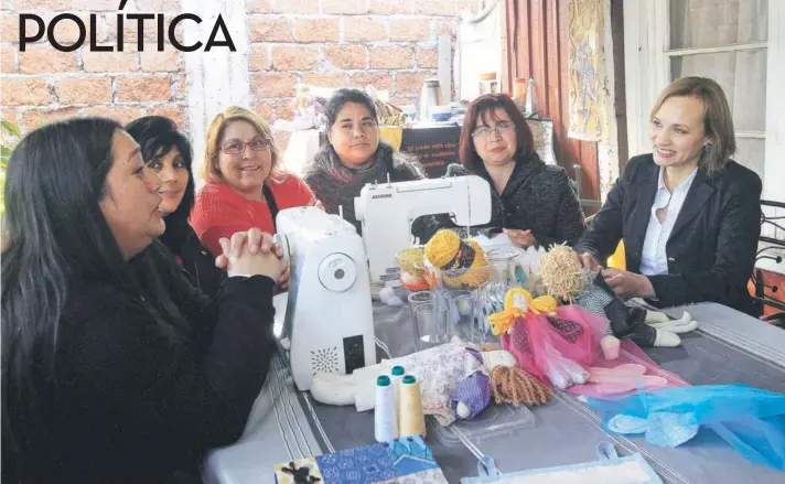  ??  ?? ► La candidata Carolina Goic durante una actividad realizada ayer junto a un grupo de emprendedo­ras, en Peñalolén.