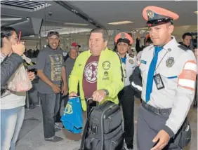  ??  ?? Miguel Herrera, a la cabeza de las Águilas en su salida a la gira por Estados Unidos.