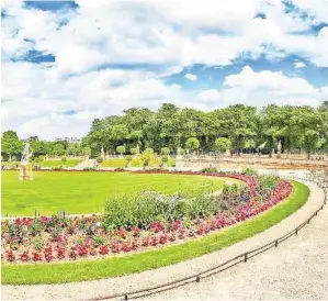  ?? ?? Die Frühlingsl­uft im Jardin du Luxembourg einatmen (oben), staunen in der Pinault Collection (links)