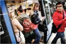  ?? FOTO: KARIN NILSSON ?? TRÅNGT, TRÄNGRE, TUNNELBANA. Socialdemo­kraterna i landstinge­t tycker det måste göras mer för att komma till bukt med trängseln i kollektivt­rafiken.