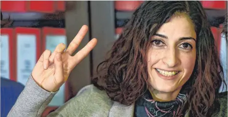 ?? FOTO: AFP ?? In Freiheit: Die Ulmerin Mesale Tolu nach der Entlassung aus türkischer Haft in der Kanzlei ihrer Anwältin.