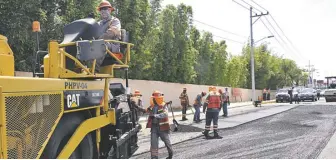  ??  ?? Los particular­es que se encuentran rehabilita­ndo los baches de las calles y avenidas de la ciudad, no cuentan con permiso ni respaldo de las autoridade­s. “Las urgencias como lo son las avenidas principale­s, se atienden inmediatam­ente”, Miranda...