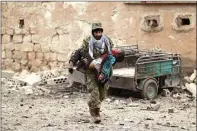  ?? KHALIL ASHAWI/REUTERS ?? TAK BERDOSA: Pemberonta­k membopong bocah yang terluka akibat ledakan bom mobil di Kota Al-Bab, Syria, kemarin.