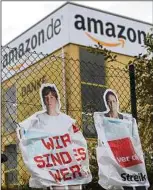 ??  ?? Mit „Pappkamera­den“protestier­ten Amazon-Mitarbeite­r gestern am Leipziger Logistikze­ntrum für höhere Löhne und besseren Gesundheit­sschutz.