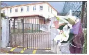  ?? (Photo J. Die.) ?? Un bouquet de fleurs blanches a été déposé sur la grille de l’école Émile-Félix que fréquentai­t le jeune Nolhan.