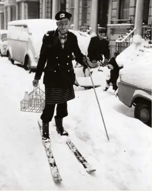  ?? ?? This milkman had to come up with an ingenious way to complete his round in London’s Earl’s Court on 29 December 1962. No doubt his customers were grateful for their cuppas, but it was still early days for the Big Freeze, which began on 22 December and stretched all the way through to March.