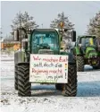  ?? ?? An der WWK-Arena richtete die Polizei einen Ausweichpl­atz ein, auch dort sammelten sich Traktoren.