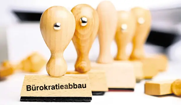  ?? FOTO: CHRISTIAN OHDE/DPA ?? Stempel drauf: Bis Mai soll Sachsens Maßnahmepa­ket zum Bürokratie­abbau fertig sein.