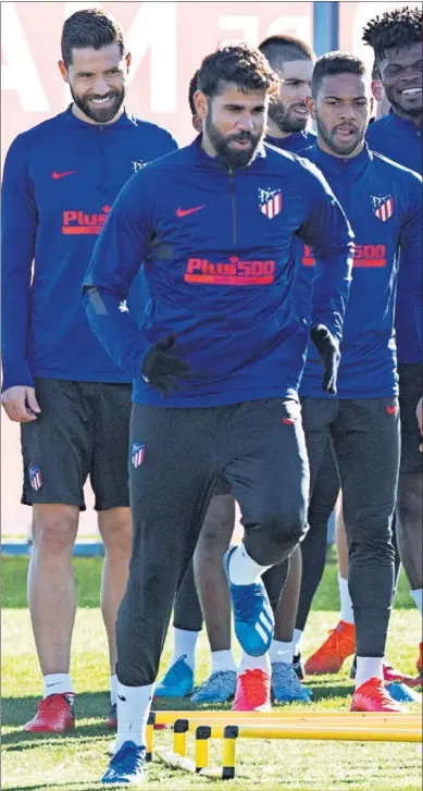  ??  ?? Diego Costa, durante el entrenamie­nto de ayer con Felipe, Lodi, Carrasco y Thomas a su espalda.