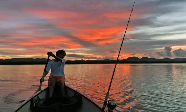  ??  ?? A FISHERMAN in Pilar town, Siargao Island goes out to fish in the town's tranquil seawater at dusk on Wednesday, 13 May 2020. MindaNews photo by ROEL N. CATOTO