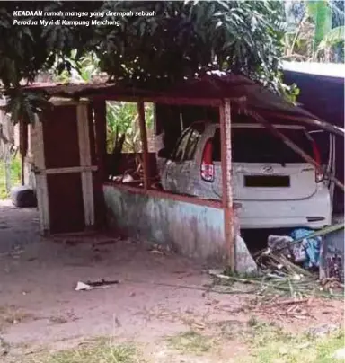  ??  ?? KEADAAN rumah mangsa yang dirempuh sebuah Perodua Myvi di Kampung Merchong.