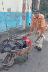  ??  ?? Esfuerzo. Don José Rodas acarrea agua en su carreta desde la colonia Las Brisas.