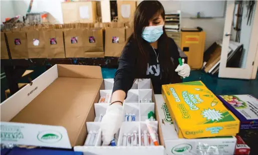  ?? JAMES FOSTER/ SUN- TIMES ?? Leonela Martinez prepares kit of art supplies at the SkyART studio in Chicago.