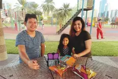  ?? Abdul Rahman/Gulf News ?? Abigail Pampanga and her husband Mark with their daughter at the Corniche Park, which they find clean and secure.