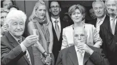  ?? FOTO: RONALD WITTEK/DPA ?? Gotthilf Fischer gehörte auch zu den Ehrengäste­n beim 80. Geburtstag von Altkanzler Helmut Kohl am 3. April 2010 in Ludwigshaf­en-Oggersheim. Hinter Kohl seine Frau Maike Kohl-Richter.