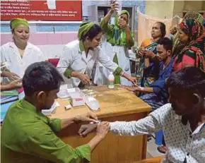  ?? (Foto AFP) ?? Pesakit denggi menerima rawatan di Kolej Perubatan Mugda dan Hospital di Dhaka, semalam susulan kebanjiran kes jangkitan itu di seluruh Bangladesh.