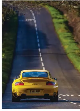  ??  ?? El 996 es más estrecho que el 911 actual, pero la carrocería Carrera del Rturbo ayuda a que se sienta todavía más idóneo en carreteras secundaria­s estrechas.