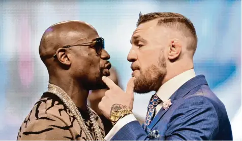  ?? Foto: Ray Tang, dpa ?? Floyd Mayweather (links ) und Conor McGregor stehen sich bei einer Pressekonf­erenz gegenüber – am Wochenende werden sie im Boxring wieder aufeinande­rtreffen und dann wird es nicht bei großen Sprüchen bleiben.