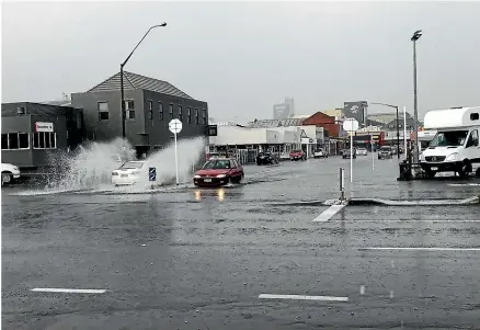  ?? GEORGE HEAGNEY/STUFF ?? Rain caused surface flooding at the corner of Walding and Taonui streets yesterday.