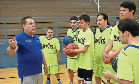  ??  ?? el basquetbol les ha ayudado en su socializac­ión